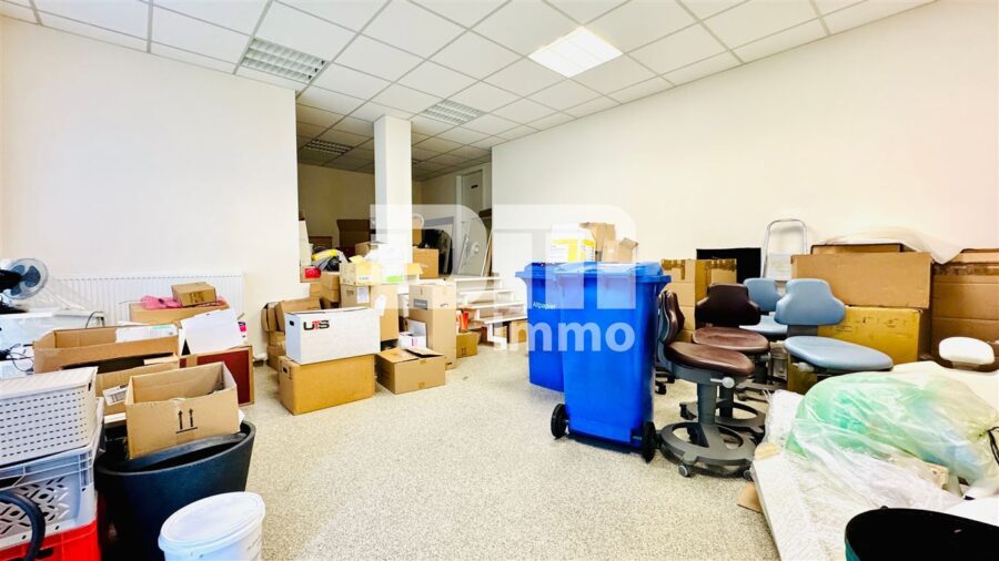 Ladeneinheit und Büro / Praxisfläche teilvermietet im Paket mit umfangreicher Ausstattung - Einheit 2 Vorderer Bereich